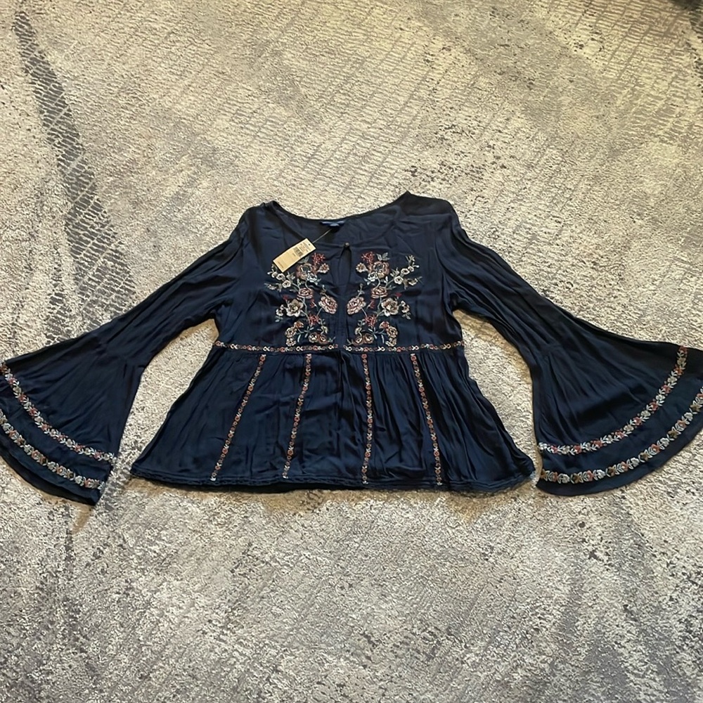 NWTs Ladies American Eagle navy embroidered peasant top & large bell sleeve Sz M